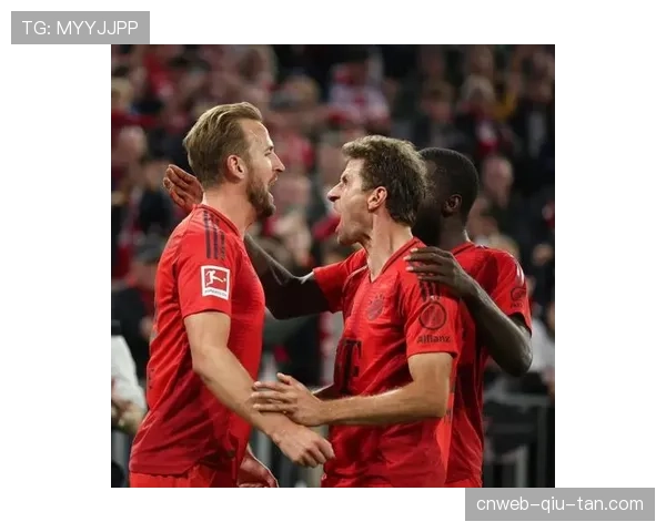 镜头捕捉:场边球童快速递球,帮助拜仁完成快发边线球进攻 镜头捕捉:场边球童快速递球,帮助拜仁完成快发边线球进攻